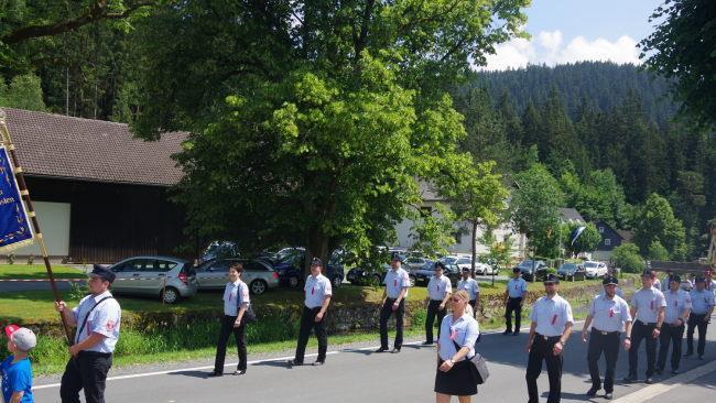 Der gro&szlig;e Festumzug bildete den H&ouml;hepunkt des 125-j&auml;hrigen Jubil&auml;ums der FFW Gifting. Foto: Heike Sch&uuml;lein