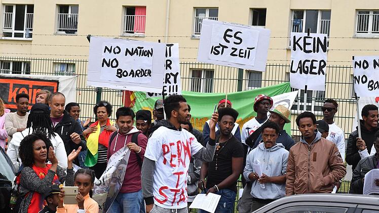 200 Menschen demonstrierten am Samstag, 23. Juni, gegen die Aufnahmeeinrichtung Oberfranken. Foto: Ronald Rinklef