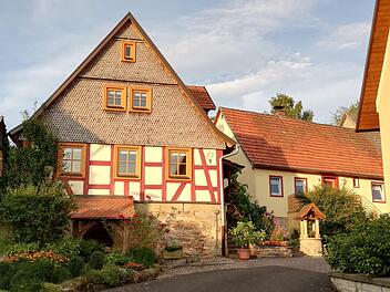 Das Abendlicht lässt die historische Bausubstanz in Windheim leuchten.Foto: Nicolas Zenzen
