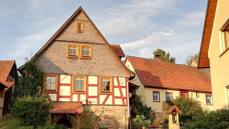Das Abendlicht lässt die historische Bausubstanz in Windheim leuchten.Foto: Nicolas Zenzen
