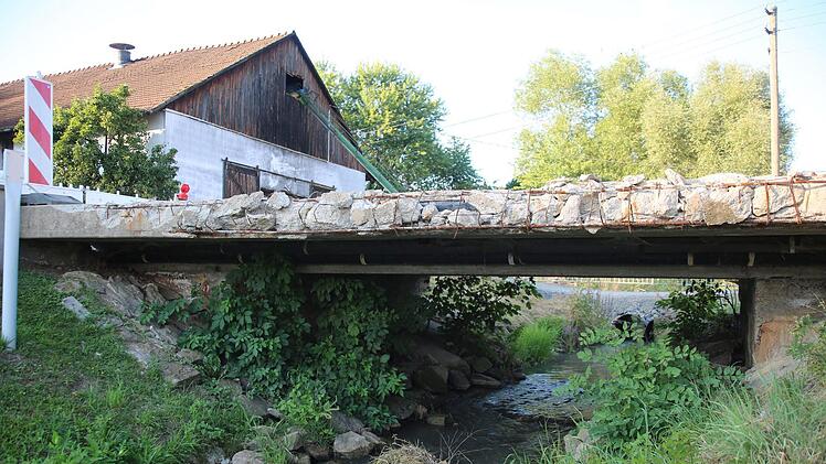 Über die Altenhofer Brücke darf und wird kein Verkehr mehr rollen. Das erfuhren die Weitramsdorfer Gemeinderäte in der Sitzung am Montagabend. Selbst nach ihrer Ertüchtigung dürfte sie nur noch ein Motorrad überqueren, weil die Grundbuchsicherheit nicht mehr gegeben ist. An einem Neubau führt kein Weg vorbei. Foto: Bettina Knauth