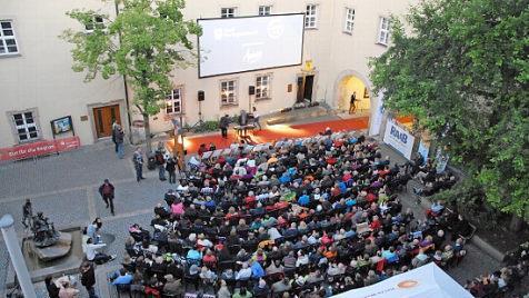 Auch das Open-Air-Kino hat sich etabliert und freut sich auf das Ausweichquartier auf dem Kirchenplatz.  Foto: Bernhard Panzer (Archiv)
