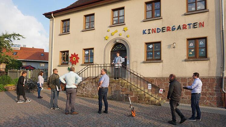 Das Treppengeländer am Eingang zum Kindergarten Weißenbach soll passend  zum Gebäude und der Treppe erneuert werden. Marion  Eckert
