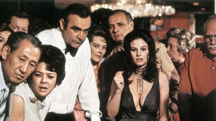 Im Spielcasino ist James Bond (Sean Connery) immer ein gern gesehener Gast.