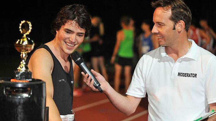 Moderator Thorsten Hoppe (rechts) interviewt Timo Benitz nach dessen Sieg beim "Race of the Champions".