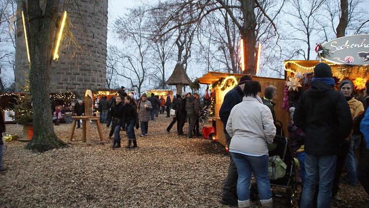 Ein ganz besonderes Ambiente bietet der Platz rund um die Wallburg für den Adventsmarkt.