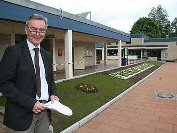 Bei den Außenanlagen hat sich einiges getan. Anstelle der alten Hecke wurde der Schriftzug "Freibad Kulmbach" aus Blumen gepflanzt. Eine gelungene Umgestaltung, findet Stephan Pröschold. Foto: Sonja Adam