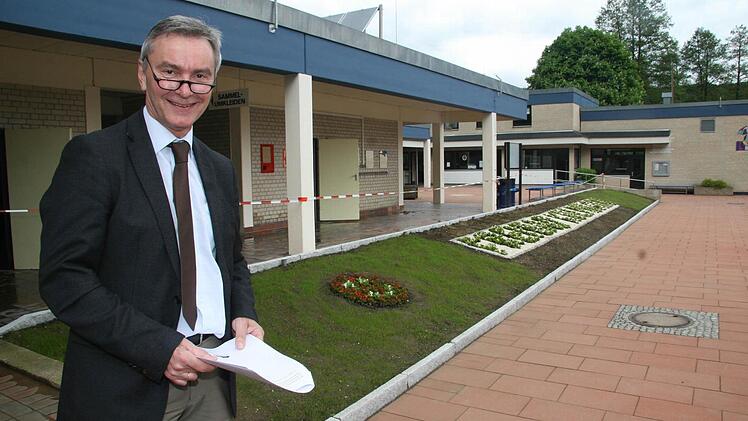 Bei den Außenanlagen hat sich einiges getan. Anstelle der alten Hecke wurde der Schriftzug "Freibad Kulmbach" aus Blumen gepflanzt. Eine gelungene Umgestaltung, findet Stephan Pröschold. Foto: Sonja Adam