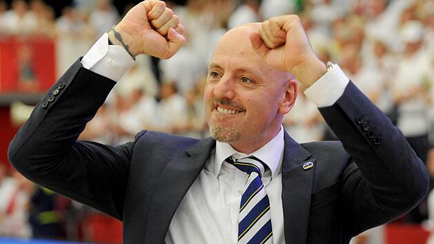 Basketball-Bundesliga, Playoffs im vierten Spiel des Halbfinale zwischen den Artland Dragons Quakenbr&uuml;ck und Alba Berlin (61:69) am 03.06.2014 in Quakenbr&uuml;ck (Niedersachsen). Die Berliner setzen sich mit einem 61:69 durch und ziehen in das Finale ein. Albas Trainer Sasa Obradovic bejubelt das Ergebnis. Foto: Ingo Wagner/dpa