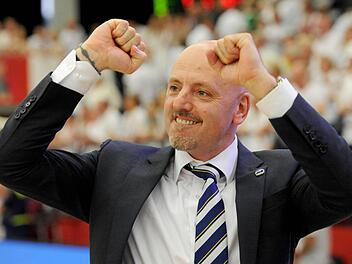 Basketball-Bundesliga, Playoffs im vierten Spiel des Halbfinale zwischen den Artland Dragons Quakenbrück und Alba Berlin (61:69) am 03.06.2014 in Quakenbrück (Niedersachsen). Die Berliner setzen sich mit einem 61:69 durch und ziehen in das Finale ein. Albas Trainer Sasa Obradovic bejubelt das Ergebnis. Foto: Ingo Wagner/dpa