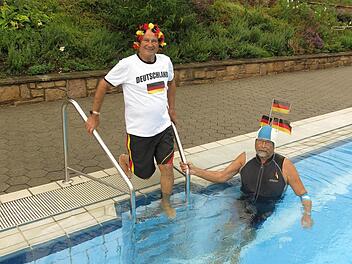 Rudi Wehner (links) und Hans-Dietrich Kuchler haben am Mittwoch den Anstoß für die Idee des "Weltmeister-Schwimmens" im Bad Kissinger Terrassenschwimmbad gegeben. Foto: Roland Bühner
