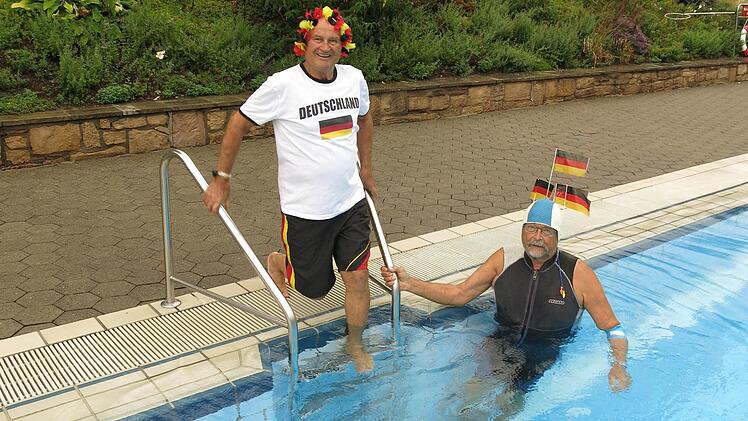 Rudi Wehner (links) und Hans-Dietrich Kuchler haben am Mittwoch den Anstoß für die Idee des "Weltmeister-Schwimmens" im Bad Kissinger Terrassenschwimmbad gegeben. Foto: Roland Bühner