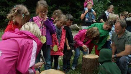Gar nicht zu so einfach: Während Sophia und Laureen versuchen, die Nägel im Holz zu versenken, warten Johanna, Hedi, Mia, Bernhard und Fiona auf Ihren Einsatz.   Foto: Simone Berger