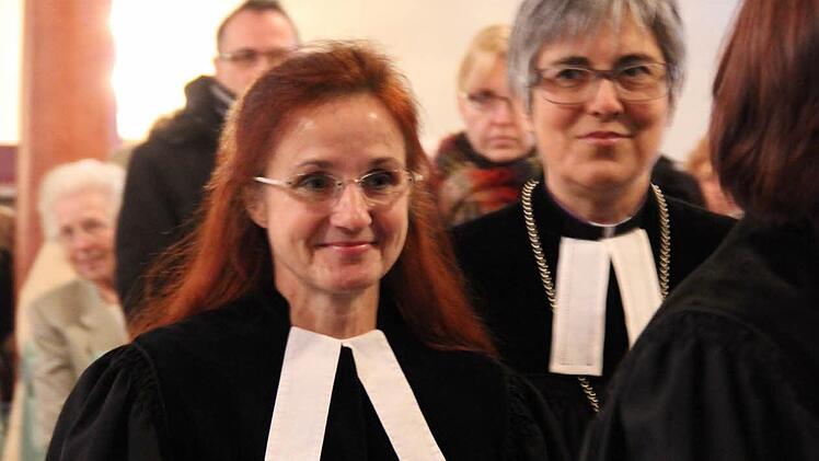 Martina Beck und Regionalbischöfin Dorothea Greiner beim Einzug in die Laurentiuskirche. Foto: Katharina Müller-Sanke