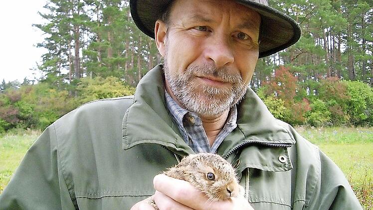 Auch junge Hasen ducken sich ins Gras und haben keine Chance zu entkommen - auch sie werden per Hand aus der Wiese hinausbefördert