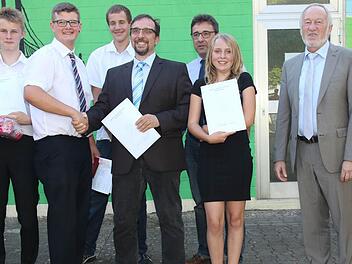 Die ausgezeichneten Entlassschüler der Mittelschule Untersiemau sind Nico Engel, Jonas Krause und Sascha Püls. Mit auf dem Foto sind Klassenlehrer Armin Ries, Schulverbandsvorsitzender Rolf Rosenbauer, die ebenfalls ausgezeichnete Absolventin Michelle Engel und Rektor Wolfgang Fischer (von links) Foto: Michael Stelzner