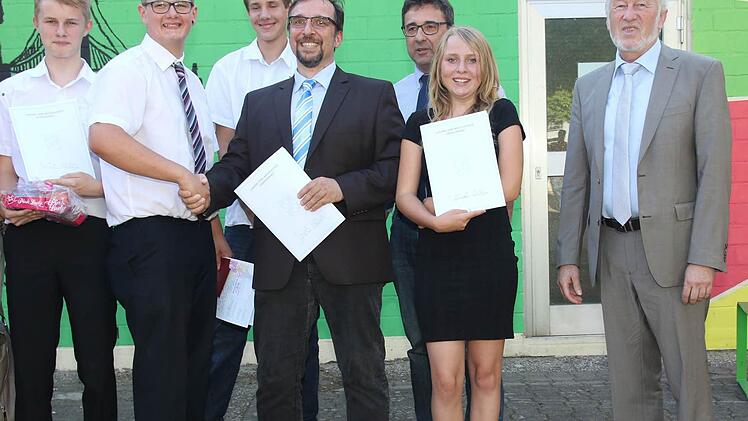 Die ausgezeichneten Entlassschüler der Mittelschule Untersiemau sind Nico Engel, Jonas Krause und Sascha Püls. Mit auf dem Foto sind Klassenlehrer Armin Ries, Schulverbandsvorsitzender Rolf Rosenbauer, die ebenfalls ausgezeichnete Absolventin Michelle Engel und Rektor Wolfgang Fischer (von links) Foto: Michael Stelzner
