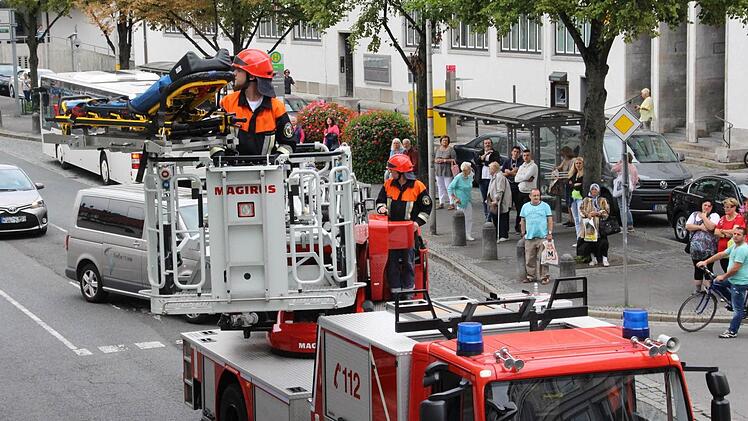 Mit einer speziellen Trage am Korb fuhr die Feuerwehr vor den Hochhausbalkon. Foto: Ulrike Nauer