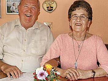 Allen Grund zum Strahlen: Goldene Hochzeit feierten im Eltmanner Stadtteil Roßstadt Helmut und Lieselotte Oppelt.  Foto: Sabine Weinbeer