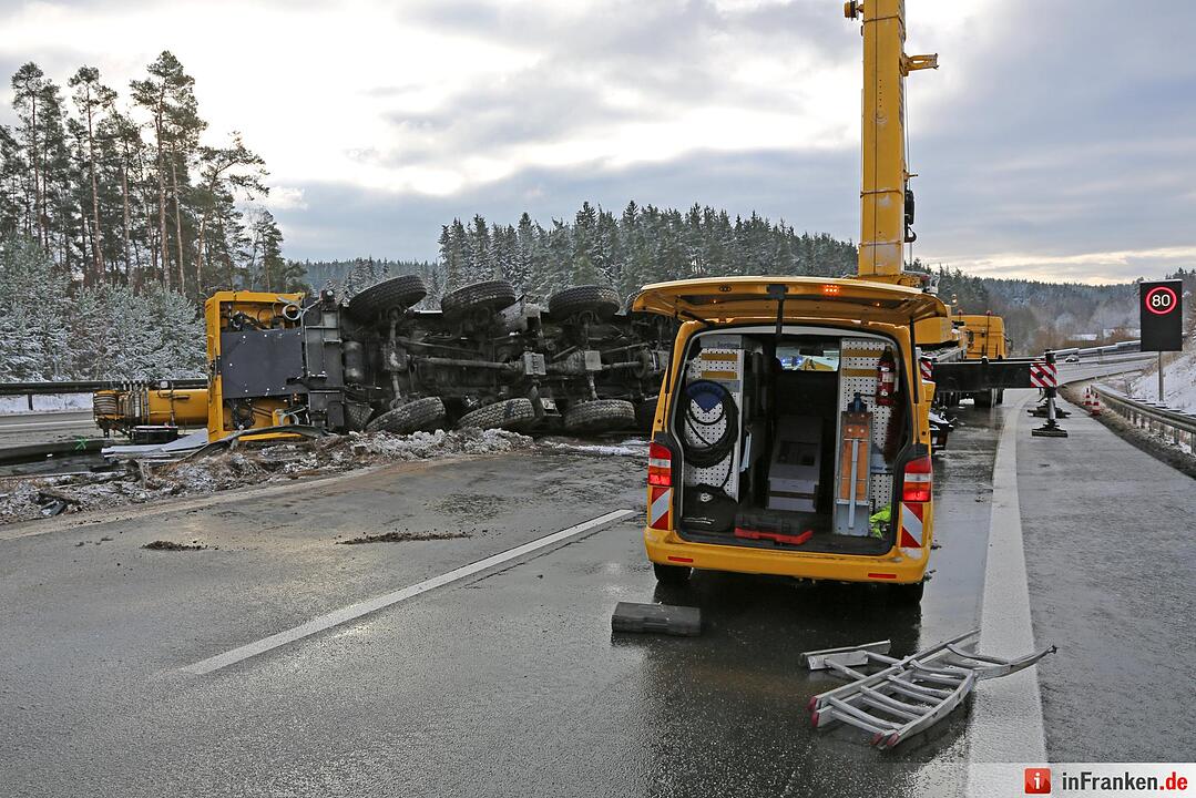 Tonnenschwerer Autokran stürzt auf schneeglatter A93 um