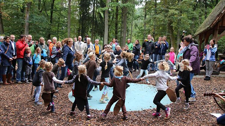 Der Kindergarten Bad Bocklet tanzte zur Eröffnung den "Biberboogie".