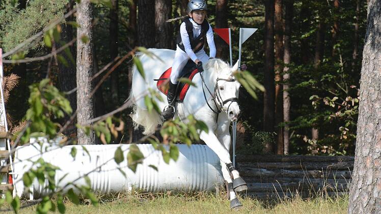 Viel Weiß im Wald: Sophia Frank vom RFV Sulzthal. Foto: ssp