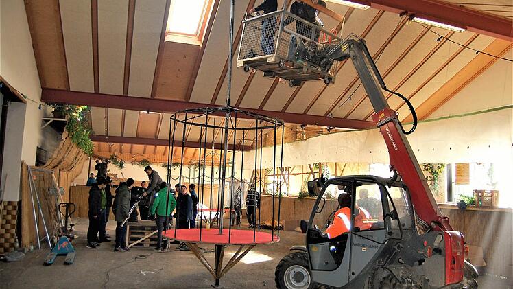 Überall musste angepackt werden, um die Halle in eine karibische Strandbar zu verwandeln.  Foto: Sigismund von Dobschütz