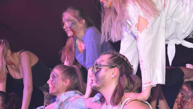 Als gruselige Zombies lehrten diese Tänzerinnen das Publikum das Fürchten. Foto: Evelyn Schneider