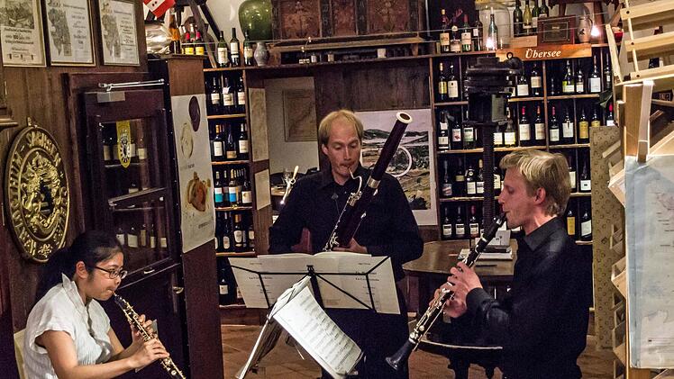 Das Ensemble Dreiraum gestaltete das Auftaktkonzert des Festivals Klanggrenzen (von links): Chikako Nagatsuka, Thomas Acker und Philipp Grzondziel. Foto: Jochen Berger