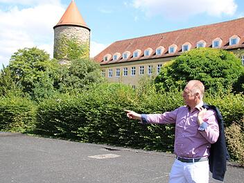 B&uuml;rgermeister Helmut Blank zeigt, wo die Spange von der Lache zur Altstadt im Bereich des Jugendhauses verlaufen soll. Foto: Thomas Malz