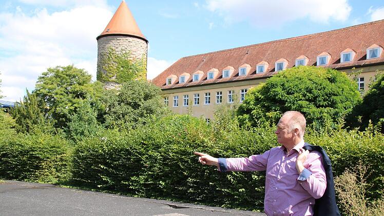 B&uuml;rgermeister Helmut Blank zeigt, wo die Spange von der Lache zur Altstadt im Bereich des Jugendhauses verlaufen soll. Foto: Thomas Malz