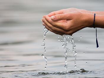 In vielen Badeorten Bayerns ist die Wasserqualit&auml;t ausgezeichnet. Foto: Mohssen Assanimoghaddam/dpa