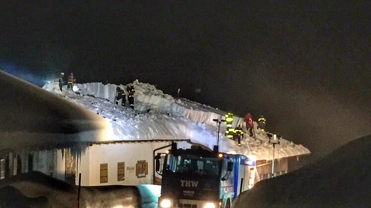 Bis in die Nacht hinein wird gearbeitet. Die Einsatzstelle wird  beleuchtet.