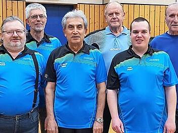 Meister in der Tischtennis-Bezirksklasse D für Dreier-Teams wurde die TS Kronach III. Das Bild zeigt die erfolgreiche Mannschaft mit (von links) Georg Stasiek, Alfred Zwosta, Ali Yildiz Kamil, Karl-Heinz Lehmann, Felix Heppt und Willi Herold.  Foto: Hans Franz