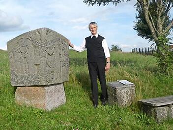 Pfarrer Reinhard Stauch am Bildstock in Kehlbach unweit der Marienkirche, den er anlässlich seines 25-jährigen Priesterjubiläums vom Akademischen Bildhauer Heinrich Schreiber gestalten ließ. Das Motiv berührt ihn noch heute zutiefst.  Foto: K.- H. Hofmann