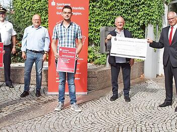 2500-Euro-Spendenübergabe durch die Sparkasse für die Aktion "Könner durch Er-fahrung" sowie Würdigung der beiden Preisträger: von links Jana Lindner-Okrusch von der Sparkasse, Theresa Herbst, Polizei-Inspektionsleiter Erich Günther, Fahrlehrer Karl Brendel, Dominik Roth, Alfons Hrubesch, Vorsitzender der Kreisverkehrswacht, Sparkassendirektor Roland Vogel und Landratstellvertreter Helmut Fischer Foto: Alfred Thieret