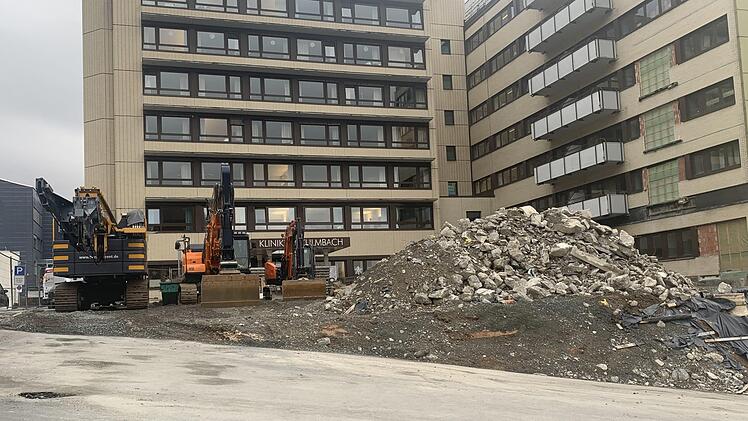 Die Baumaschinen stehen bereits bereit. In der kommenden Woche werden die ersten Bohrpfähle gesetzt, auf denen dann von Mai an das neue Gebäude errichtet wird. Foto: Klinikum Kulmbach