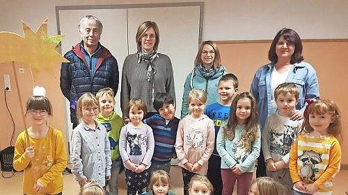 Die Jungen und Mädchen des Kindergartens Teuschnitz zeigten sich erfreut über die Spende; mit im Bild (von links) Paul Hader, die Erzieherin Linda Jungkunz, Anna Günther und die Kindergartenleiterin Ulla Förtsch.