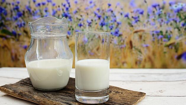 Milch enthält zwar gesunde Nährstoffe, kann aber auch unerwünschte Nebenwirkungen haben.