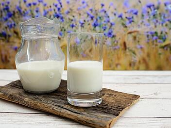 Milch enthält zwar gesunde Nährstoffe, kann aber auch unerwünschte Nebenwirkungen haben.