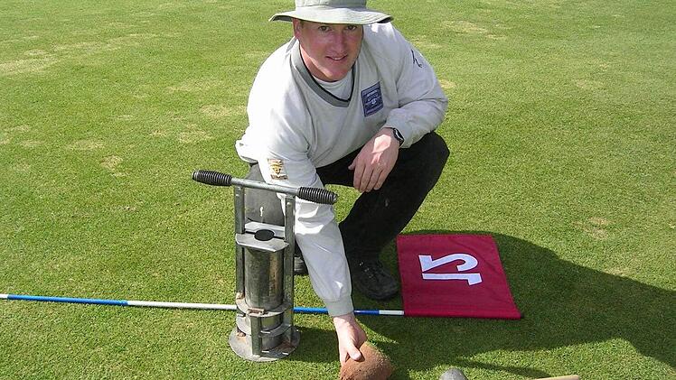 Frank Czarnietzki hat seinen Job als Bankkaufmann aufgegeben und eine zweite Ausbildung zum Greenkeeper gemacht. Jetzt arbeitet er als Head-Greenkeeper auf dem Golfplatz in Maria Bildhausen. Seine Ausbildung führte ihn sogar nach Paris. Foto: Anton Then