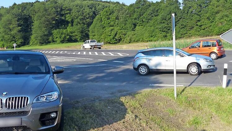 Reger Verkehr herrscht auf der Strecke Ebern Haßfurt. Deshalb war die Sanierung des Kreisstraßenabschnitts zwischen der Weidenmühle und Haßfurt wichtig. Unser Bild entstand an der Weidenmühle; dort ist die Abzweigung nach Krum und Zeil.  Fotos: Klaus Schmitt