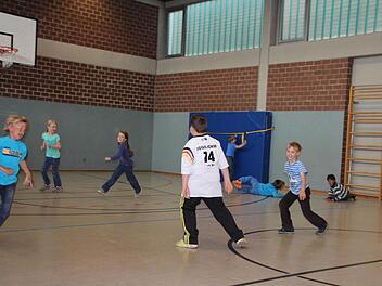 Der äußere Schein trügt: Der Untergrund der Schulturnhalle ist völlig durchfeuchtet. Eine Sanierung ist unumgänglich.  Fotos: Roepert