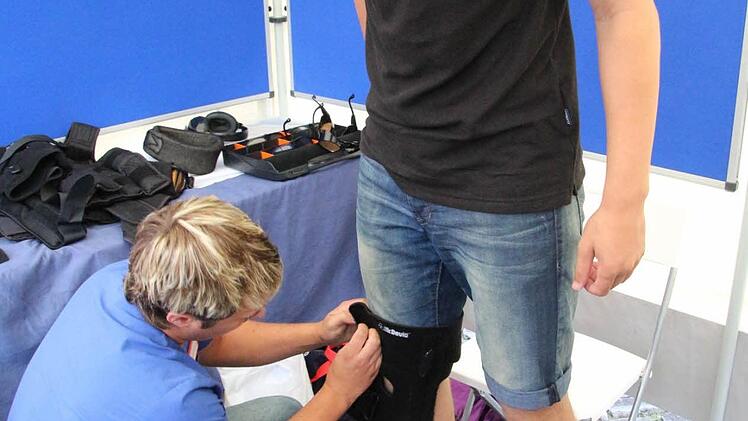 Wie fühlt es sich an, alt zu sein? Jonas Bilek testet den Simulationsanzug "Gert". Kniemanschetten ...