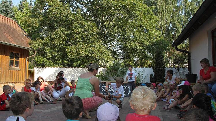 Andacht mit den Kindern des Paul-Gerhard-Kindergartens.  Foto: Silvia Vießmann