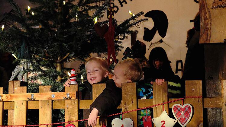 Die Kinder vom Kindergarten St. Laurentius hatten geholfen, den Christbaum zu schmücken. Foto: Gerd Schaar