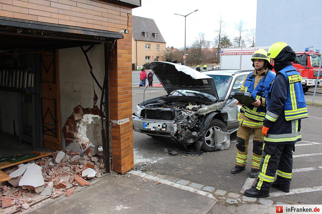 Senior auf Abwegen: Mehrere Autos und dann Wand gerammt - Geländewagen schießt durch geschlossenes Garagentor - Feuerwehr muss Schwerverletzten befreien