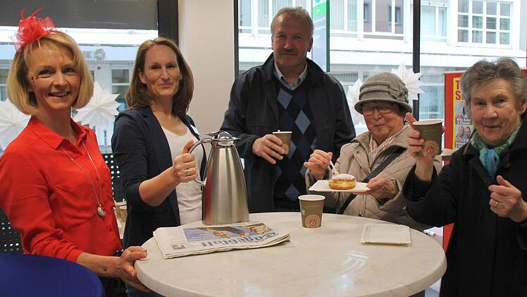 Kostenlos Krapfen und Kaffee gab es in der Tageblatt-Geschäftsstelle (Foto unten, von links): Tageblatt-Mitarbeiterinnen Nicole Schaffer und Ulrike Kuttner sowie Rudi Möhring, Fumiko Scholz und Siegrid Grimm. Foto: Oliver Schmidt