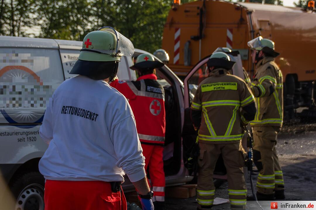 Schwerer Unfall in Fürth: Kleintransporter kracht in Kehrfahrzeug