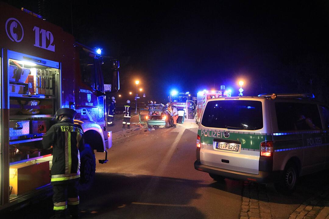 Schwerer Unfall in Hallstadt - Fahrer flieht